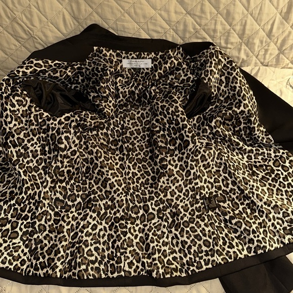Tahari 2 Button Close Suit Jacket Leopard Print Lining Button Cuff Design - Picture 7 of 8